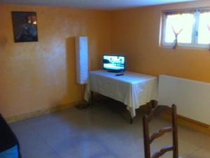 een kamer met een tafel en een laptop bij Gite Le Plessis in Chailles