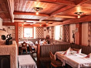 Reštaurácia alebo iné gastronomické zariadenie v ubytovaní Hotel Valisera