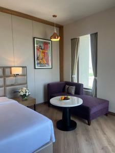 Postel nebo postele na pokoji v ubytování Ramada Encore by Wyndham Amritsar Airport