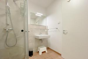 Et badeværelse på Bernsteinquartier Ferienhaus 10a + 14 billeder