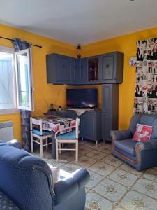 ein Wohnzimmer mit blauen Sofas und einem Tisch darin in der Unterkunft Appartements Luccisano in Borgo