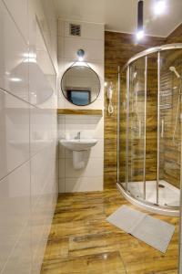 a bathroom with a glass shower and a sink at Willa Jolka - parking bezplatny, plac zabaw, wiata grillowa in Krynica Zdrój +44 photos