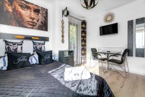 1 dormitorio con cama extragrande y mesa en Willa Jolka - parking bezplatny, plac zabaw, wiata grillowa, en Krynica-Zdrój