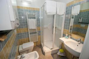een badkamer met een douche, een toilet en een wastafel bij Le Coste by Arbaspàa in Manarola