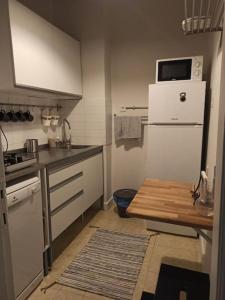 una piccola cucina con frigorifero e tavolo di Merkezi Konforlu ve Şık Daire a Istanbul