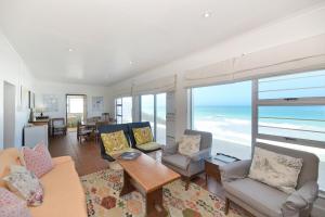 sala de estar con vistas al océano en Cliff Cottage In Arniston, en Arniston