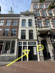 un edificio con una x amarilla delante de él en Spui apartment in center, en Ámsterdam