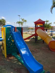 a playground with a slide and a slideintend at Flat Lake Side Decoração Retrô in Brasilia