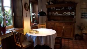 une cuisine avec une table et un chiffon de table blanc dans l'établissement Ferien Fachwerkhaus, à Olsberg