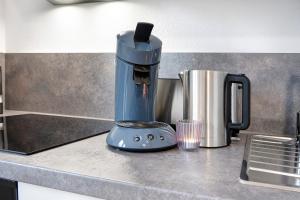 a juicer sitting on a counter in a kitchen at Klostergarten in Grünstadt