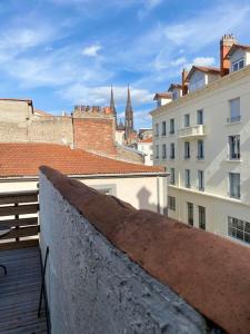 uma vista para uma cidade a partir do telhado de um edifício em NEW TOP DUPLEX CENTRE AVEC TERRASSE ET PARKING em Clermont-Ferrand