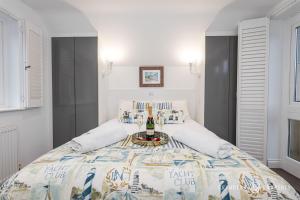uma cama grande com uma garrafa de vinho em Tranquil 3-Bedroom Haven in Lymington - The Herons Nest em Lymington