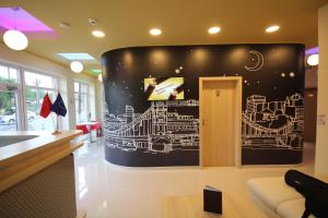 a room with a wall with a drawing on it at Pensiunea President City in Roşiori de Vede +18 photos