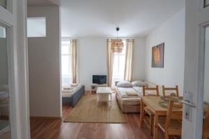 sala de estar con sofá y mesa en Vienna Living Apartments - Barnabitengasse en Viena