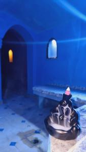 una escultura de un pingüino con un sombrero de Santa en Kasbah Titrit & Spa, en Aït Ben Haddou