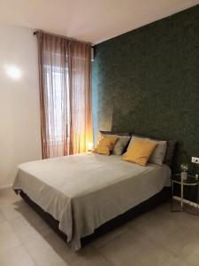 1 dormitorio con 1 cama grande con almohadas amarillas en Decumano 23, en Nápoles