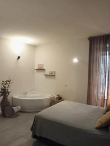 ナポリにあるDecumano 23のベッドルーム1室(ベッド1台、バスタブ、ベッド1台付)
