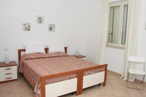 um quarto com uma cama e uma janela em Domus Aurea em Torrevecchia Teatina