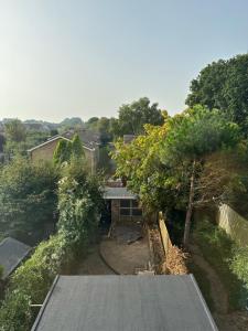 una vista sul tetto di una casa con un albero di Luxury living away from home a Earlswood