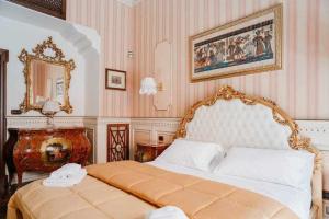 Llit o llits en una habitació de Royal Home Duomo Centro Storico 80 mt dal Duomo