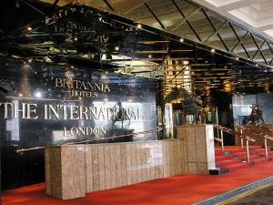 uma exposição com um sinal que diz o london intercontinental em Britannia International Hotel Canary Wharf em Londres