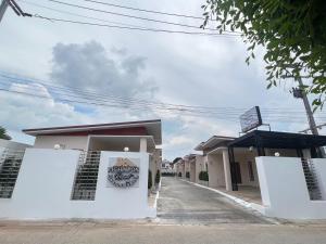 Pak ChongPICHAPON RESORT的侧面有标志的建筑物