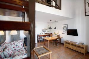 een woonkamer met een bank en een tafel bij Finca Emblemática - Nº3 Liria in La Vegueta