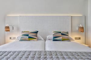 a bedroom with two beds and two pillows at Don Gregory by Dunas - Adults Only in San Agustin