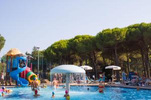 a group of people in a pool at a water park at Gitavillage Argentario in Albinia