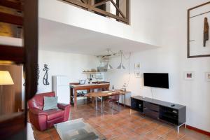 een woonkamer met een rode stoel en een tafel bij Finca Emblemática - Nº5 Tinache in La Vegueta