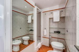 A bathroom at Happy Lion Apartment Rome