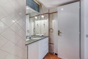 A kitchen or kitchenette at Happy Lion Apartment Rome