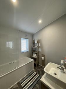 Ένα μπάνιο στο Luxury 2-Bed Lodge Sleeps 6 in Camber Sands