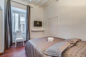 A bed or beds in a room at Happy Lion Apartment Rome