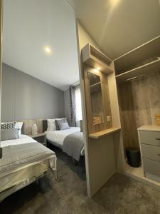 Ένα ή περισσότερα κρεβάτια σε δωμάτιο στο Luxury 2-Bed Lodge Sleeps 6 in Camber Sands +13 φωτογραφίες