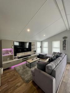 Μια τηλεόραση ή/και κέντρο ψυχαγωγίας στο Luxury 2-Bed Lodge Sleeps 6 in Camber Sands