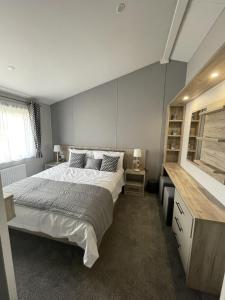 Ένα ή περισσότερα κρεβάτια σε δωμάτιο στο Luxury 2-Bed Lodge Sleeps 6 in Camber Sands