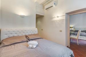 A bed or beds in a room at Happy Lion Apartment Rome
