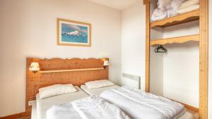 a bedroom with two bunk beds in it at V du Bachat Silenes B11 Appt belle vue 4 6 pers in Chamrousse