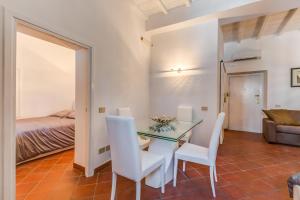 A bed or beds in a room at Happy Lion Apartment Rome