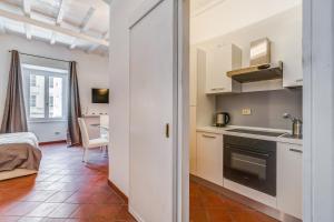 A kitchen or kitchenette at Happy Lion Apartment Rome