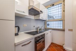 A kitchen or kitchenette at Happy Lion Apartment Rome