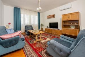 - un salon avec deux canapés et une télévision dans l'établissement Apartment PAVLA, à Crikvenica