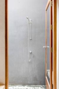 eine Duschkabine im Bad mit Spiegel in der Unterkunft Bangkok Luxury Pool Villa Thonglor in Bangkok