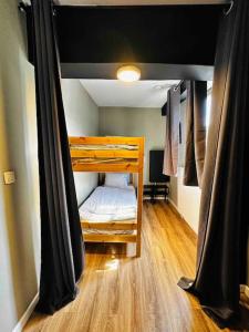 Zimmer mit Etagenbett in einem Zimmer in der Unterkunft Charme au cœur de Liège - 13p in Lüttich