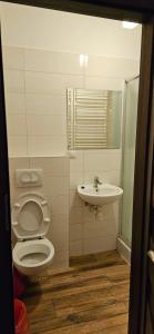 łazienka z toaletą i umywalką w obiekcie Hostel MOC w Warszawie