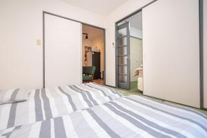 Postel nebo postele na pokoji v ubytování Two-bedroom, 6-minute walk to the Yamanote Line