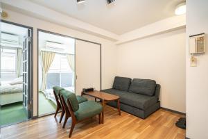 Posezení v ubytování Two-bedroom, 6-minute walk to the Yamanote Line