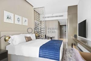 Postel nebo postele na pokoji v ubytování Luxurious 1BR Retreat in Maison Prive, Dubai