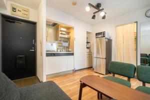 Kuchyň nebo kuchyňský kout v ubytování Two-bedroom, 6-minute walk to the Yamanote Line
